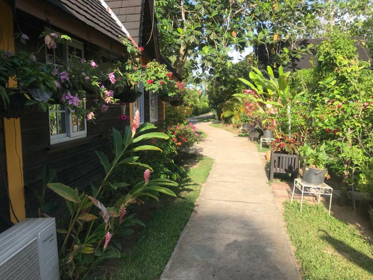 Firefly Beach Cottages Negril Bagian luar foto